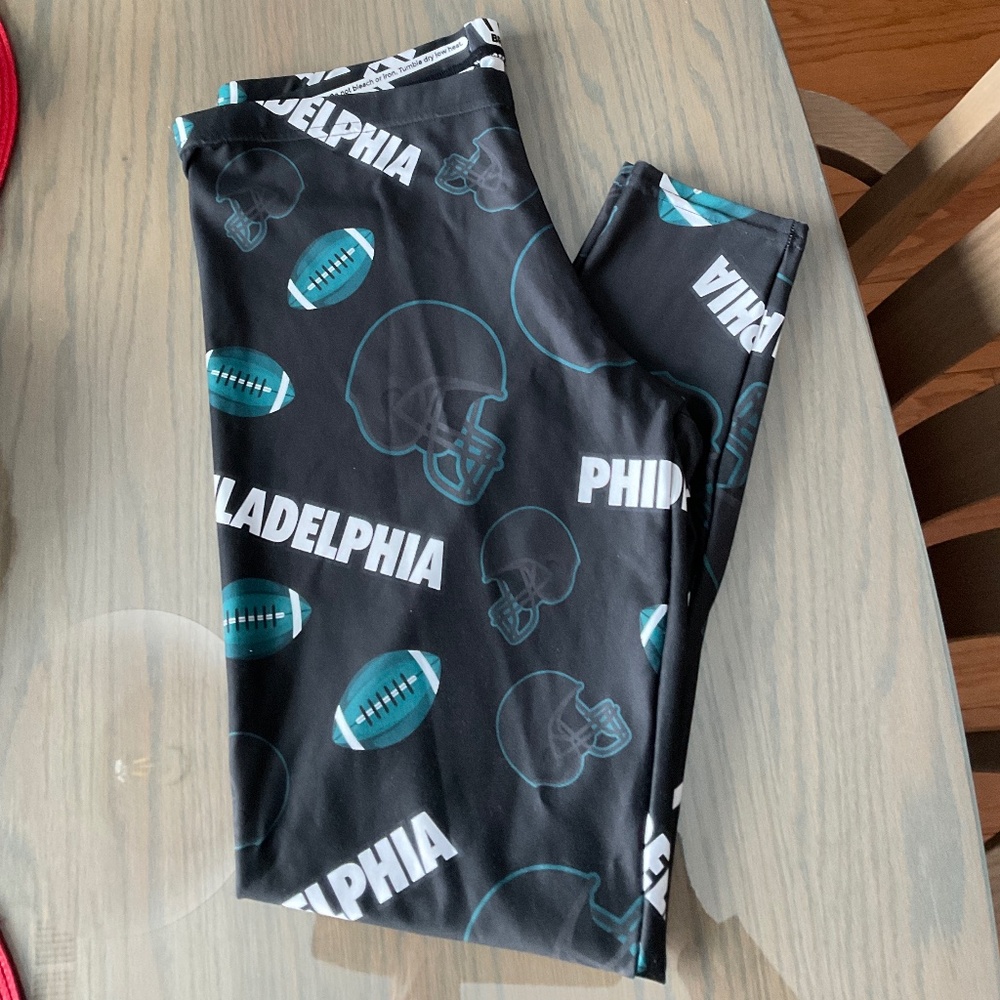 PHILADELPHIA EAGLES PULL ON STRETCH LEGGINGS.  LIKE NEW!!  L 35 1/2”  XL, COMFY!